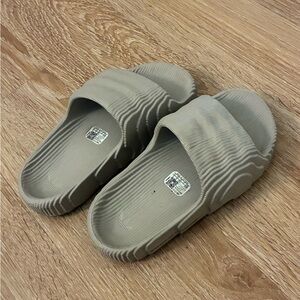 Yeezy Kids Slides in Gray
